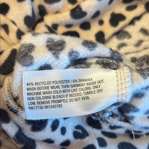Girls leopard long sleeve velour top size medium (8). - Picture 4 of 5